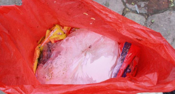 Ảnh: Bánh chưng, giò chả,… phủ kín bãi rác - 11