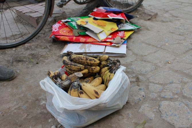 Ảnh: Bánh chưng, giò chả,… phủ kín bãi rác - 12