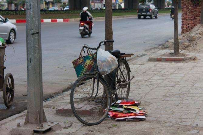 Ảnh: Bánh chưng, giò chả,… phủ kín bãi rác - 13