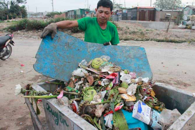 Ảnh: Bánh chưng, giò chả,… phủ kín bãi rác - 2