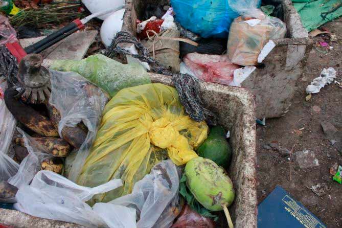 Ảnh: Bánh chưng, giò chả,… phủ kín bãi rác - 4