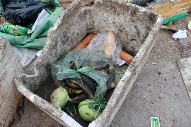 Ảnh: Bánh chưng, giò chả,… phủ kín bãi rác - 5