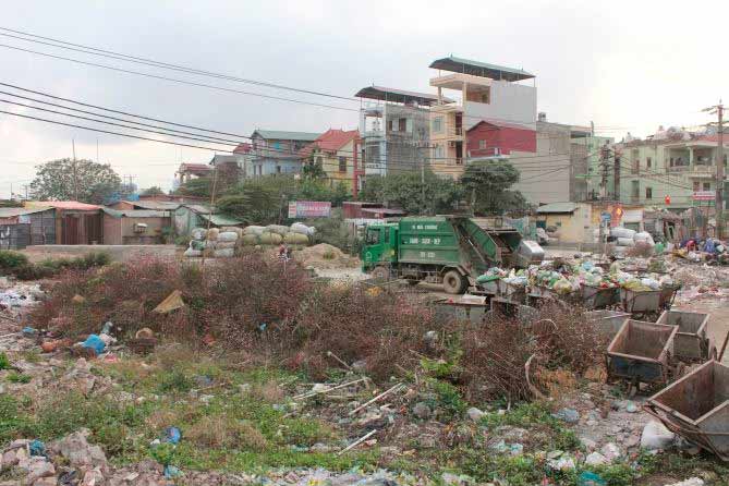 Ảnh: Bánh chưng, giò chả,… phủ kín bãi rác - 6