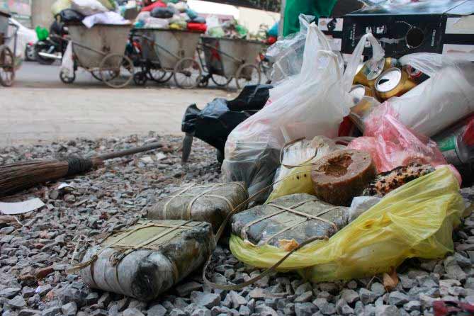 Ảnh: Bánh chưng, giò chả,… phủ kín bãi rác - 7