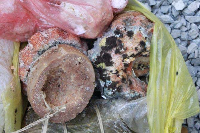 Ảnh: Bánh chưng, giò chả,… phủ kín bãi rác - 8