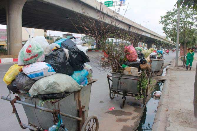 Ảnh: Bánh chưng, giò chả,… phủ kín bãi rác - 9