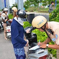 Tin tức trong ngày - Cho phép người vi phạm GT nộp phạt thẳng cho CSGT