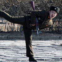Ảnh ấn tượng: Binh sĩ Triều Tiên trổ tài múa võ
