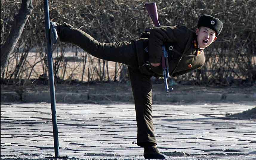 Ảnh ấn tượng: Binh sĩ Triều Tiên trổ tài múa võ - 1