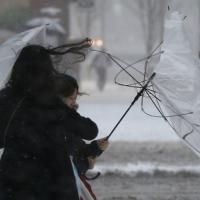 Tin tức trong ngày - Ảnh: Nhật Bản oằn mình trong bão tuyết kỷ lục