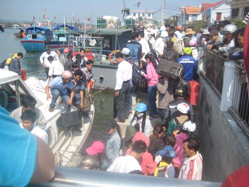 Tàu khách mắc cạn, hàng trăm người kêu cứu - 2