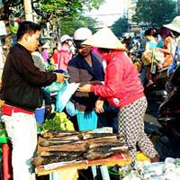 Tin tức trong ngày - Đổ xô đi mua vàng, cá lóc ngày Vía Thần Tài