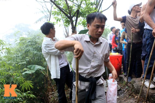 Hội Yên Tử: Leo dốc núi, bám rễ rừng để lên chùa - 5