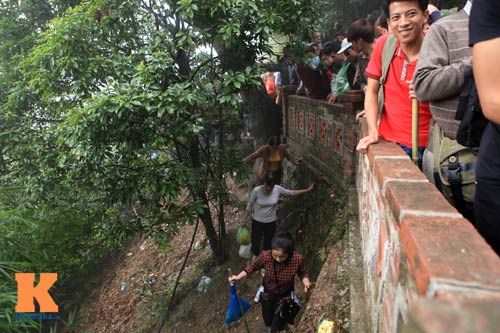 Hội Yên Tử: Leo dốc núi, bám rễ rừng để lên chùa - 3