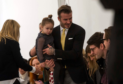 Gia đình Beckham gây sốt tại show của Vic - 1