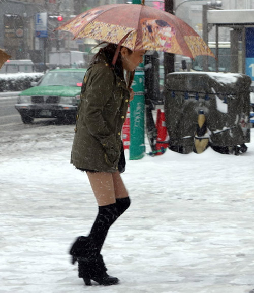 Váy ngắn phấp phới trong mưa tuyết Bắc Kinh - 1