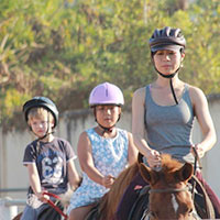 Bạn trẻ - Cuộc sống - Giới trẻ Sài Gòn học cưỡi ngựa đầu năm