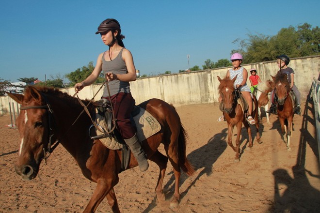 Giới trẻ Sài Gòn học cưỡi ngựa đầu năm - 1
