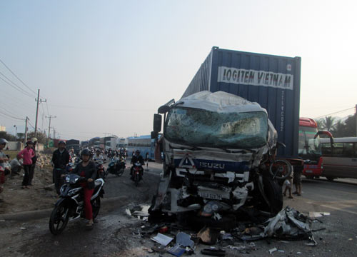 Xe khách đối đầu xe container, 7 người bị thương - 1