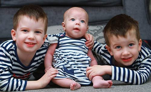 3 bé cùng được thụ thai nhưng ra đời cách nhau 5 năm - 1