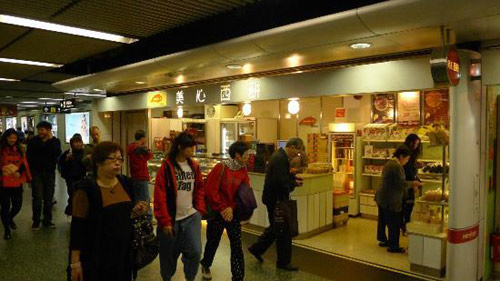 Hong Kong: Ngốn 20 bánh mì để phi tang chứng cứ - 1