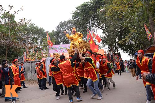 Lật kiệu chúa trong lễ hội rước vua giả ở Hà Nội - 7