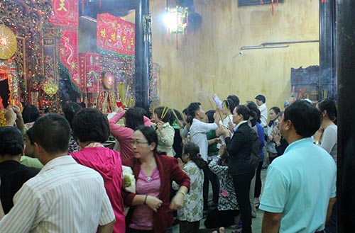 Kiểu giữ xe "lạ" ở chùa Bà trước ngày mở hội - 4