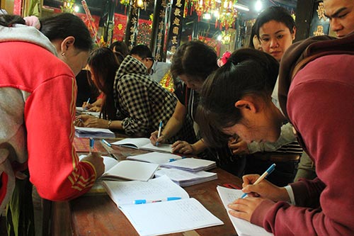 Kiểu giữ xe "lạ" ở chùa Bà trước ngày mở hội - 5