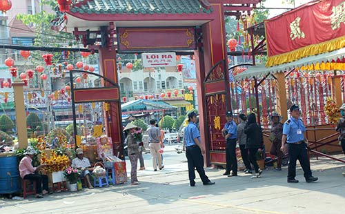 Kiểu giữ xe "lạ" ở chùa Bà trước ngày mở hội - 6