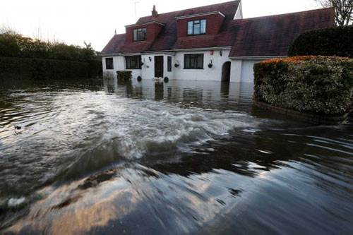 Sông Thames tràn bờ, dân Anh khốn khổ vì lũ lụt - 3