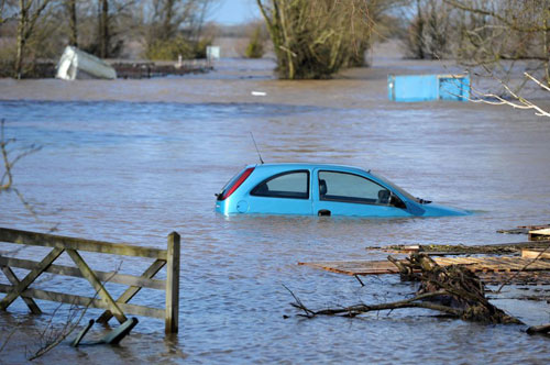 Sông Thames tràn bờ, dân Anh khốn khổ vì lũ lụt - 4