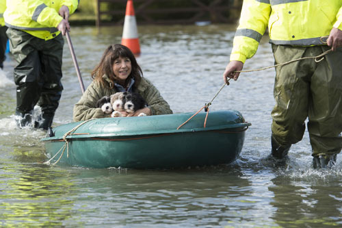 Sông Thames tràn bờ, dân Anh khốn khổ vì lũ lụt - 8