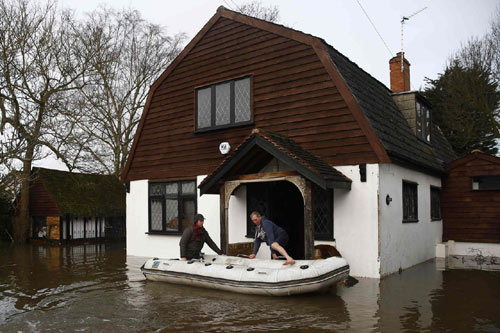 Sông Thames tràn bờ, dân Anh khốn khổ vì lũ lụt - 9