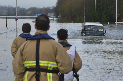 Sông Thames tràn bờ, dân Anh khốn khổ vì lũ lụt - 12