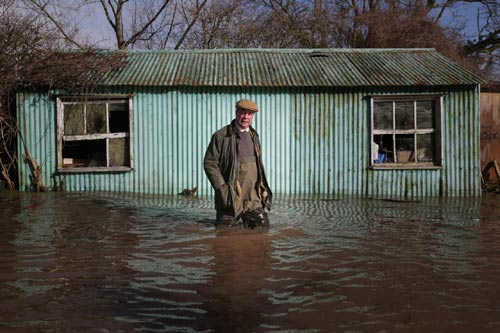 Sông Thames tràn bờ, dân Anh khốn khổ vì lũ lụt - 6