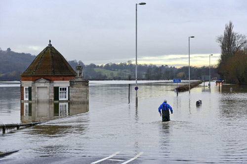 Sông Thames tràn bờ, dân Anh khốn khổ vì lũ lụt - 5