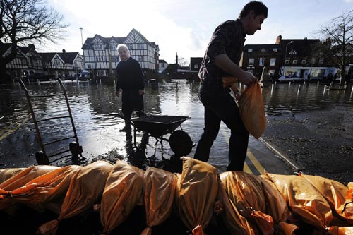 Sông Thames tràn bờ, dân Anh khốn khổ vì lũ lụt - 2