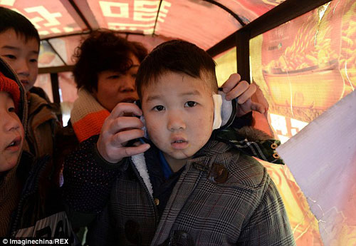 TQ: Cô cắt rời tai cháu bằng dao gọt hoa quả - 1