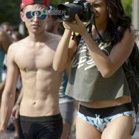 Bí quyết mặc đẹp - Thanh niên Colombia không mặc quần dạo phố