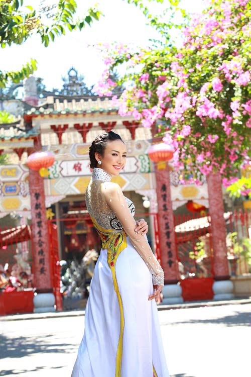 Ngọc Diễm dịu dàng du xuân phố cổ - 9