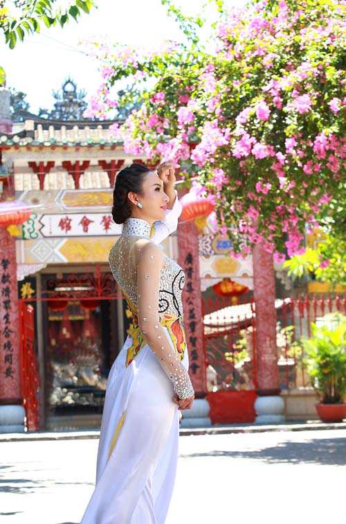 Ngọc Diễm dịu dàng du xuân phố cổ - 10