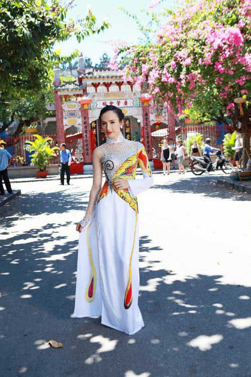 Ngọc Diễm dịu dàng du xuân phố cổ - 3