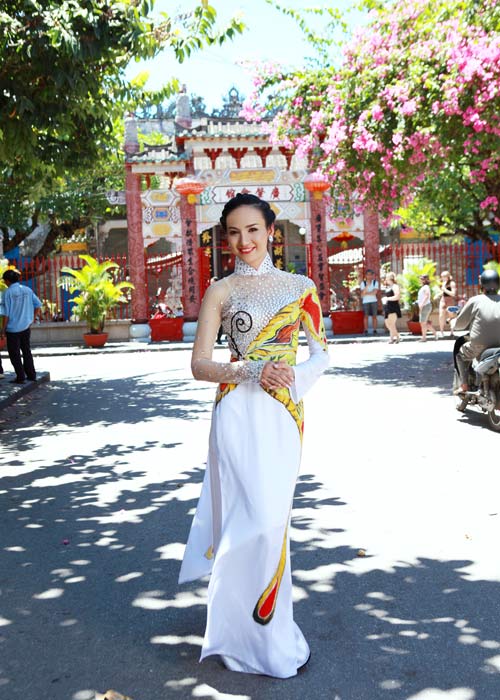 Ngọc Diễm dịu dàng du xuân phố cổ - 4