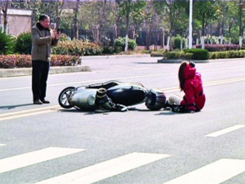 Cách cứu người gặp nạn "có một không hai" ở TQ - 1