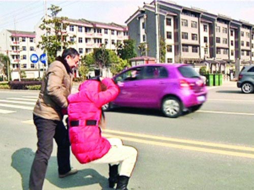 Cách cứu người gặp nạn "có một không hai" ở TQ - 3