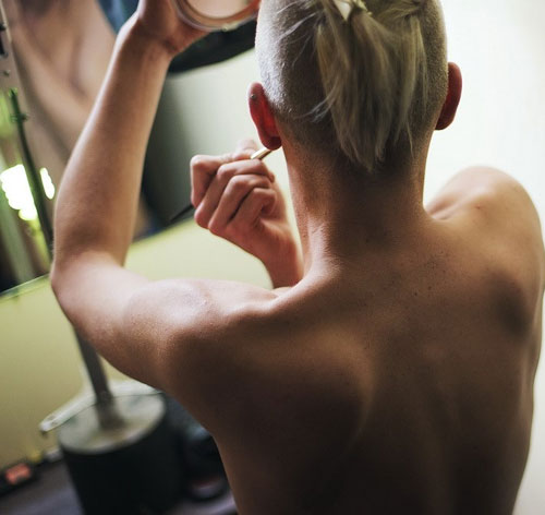 Ca sỹ đồng tính Nga trang điểm rất lành nghề - 5