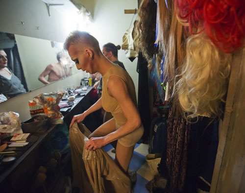 Ca sỹ đồng tính Nga trang điểm rất lành nghề - 10