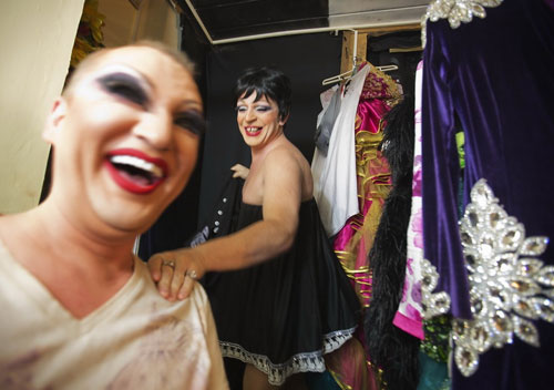 Ca sỹ đồng tính Nga trang điểm rất lành nghề - 13