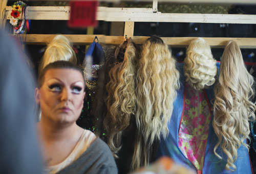 Ca sỹ đồng tính Nga trang điểm rất lành nghề - 14