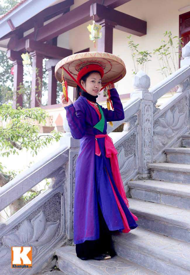 Không chỉ những người con của quê hương quan họ có cơ hội được diện trang phục áo tứ thân trong ngày Hội Lim
